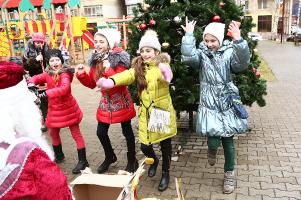 Новгодний праздник для детей на улице Улофе Пальме